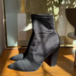 🎲 Dolce Vita Black satin back zip pointed toe stretch fabric boots