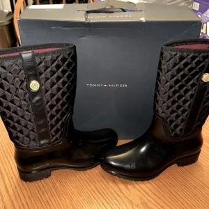 🔥 TOMMY HILFIGER Rain/Winter Tall Boots Size 8M
