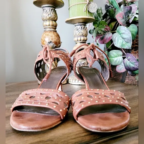$360 Stuart Weitzman Luxury Circular Stud Nappa Leather Kitten Heel Shoes 7