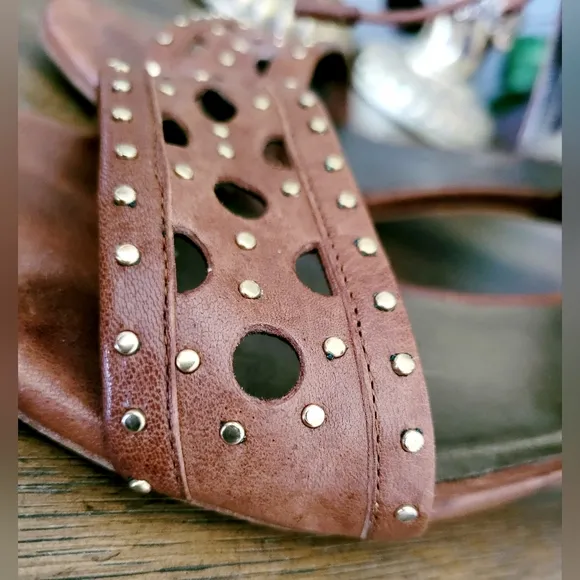 $360 Stuart Weitzman Luxury Circular Stud Nappa Leather Kitten Heel Shoes 7