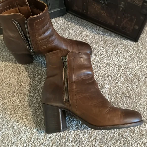 $379 Frye Addie Cognac Brown Genuine Leather Double Zip Fall Winter Ankle Bootie