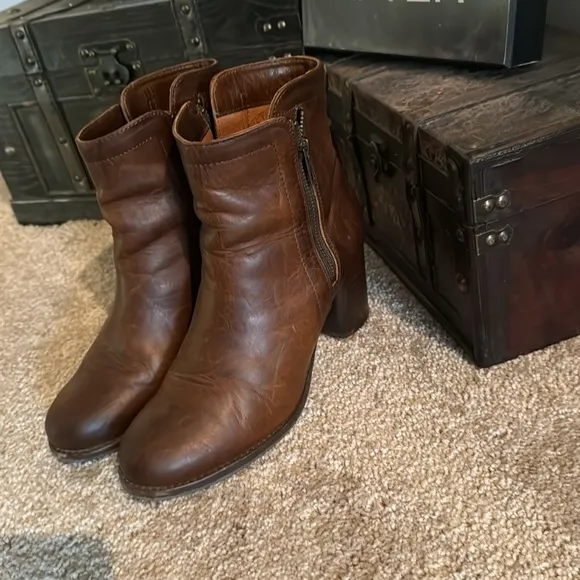 $379 Frye Addie Cognac Brown Genuine Leather Double Zip Fall Winter Ankle Bootie