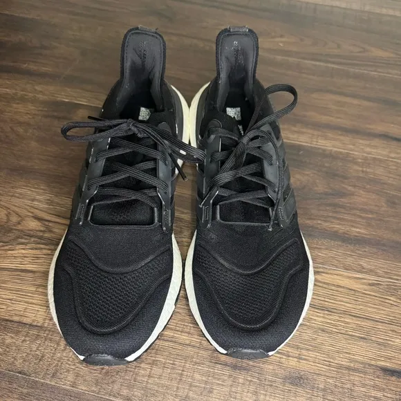 Adidas Women’s Ultraboost 22 Black Running Shoes size 11- never worn