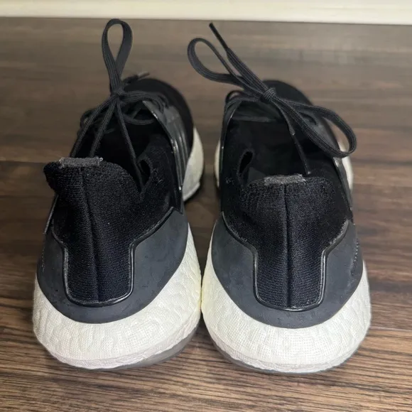 Adidas Women’s Ultraboost 22 Black Running Shoes size 11- never worn