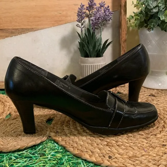 AEROSOLES , Dancing Queen, Black Heels with Metallic Buckle, EUC
