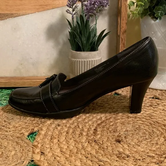 AEROSOLES , Dancing Queen, Black Heels with Metallic Buckle, EUC