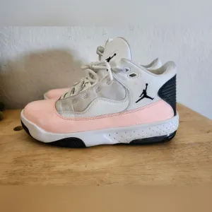 Air Jordan Max Aura 2 Shoes Sneakers Size 6.5Y 'White Arctic Punch' CN8094-116