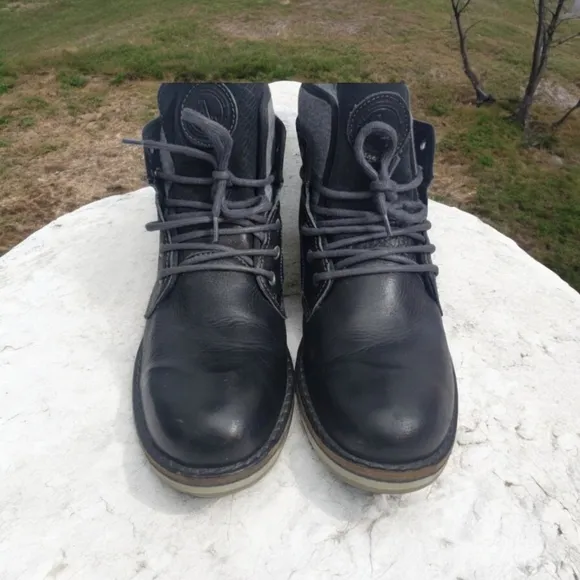 Aldo Men's size 9.5 Euro 42.5 dress casual black leather lace-up ankle boots.