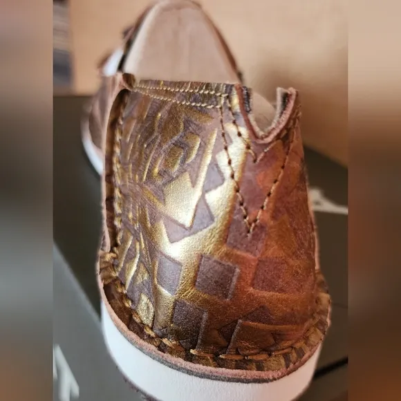 ARIAT COPPER BLANKET EMBOSS NEW IN BOX With Wrapping Two Sz 10 Sz 8.5