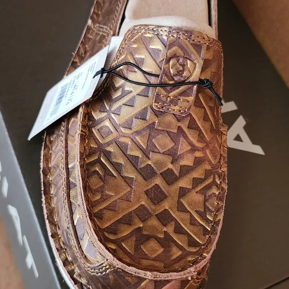 ARIAT COPPER BLANKET EMBOSS NEW IN BOX With Wrapping Two Sz 10 Sz 8.5