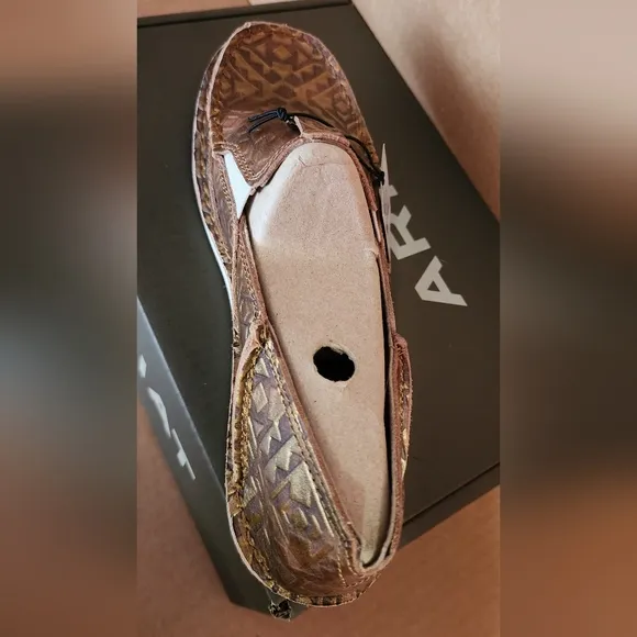 ARIAT COPPER BLANKET EMBOSS NEW IN BOX With Wrapping Two Sz 10 Sz 8.5