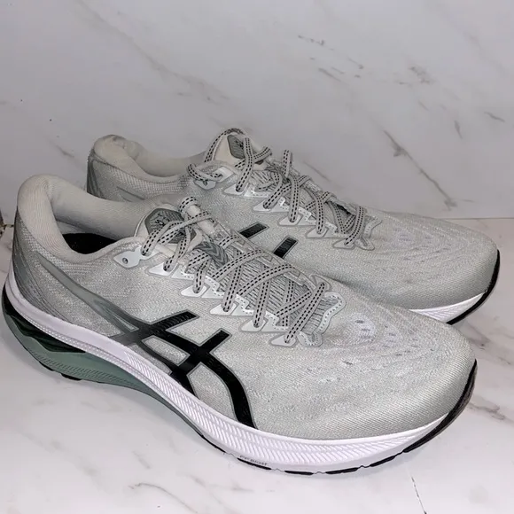 ASICS GT-2000 running shoes men’s sz 10. (J12)
