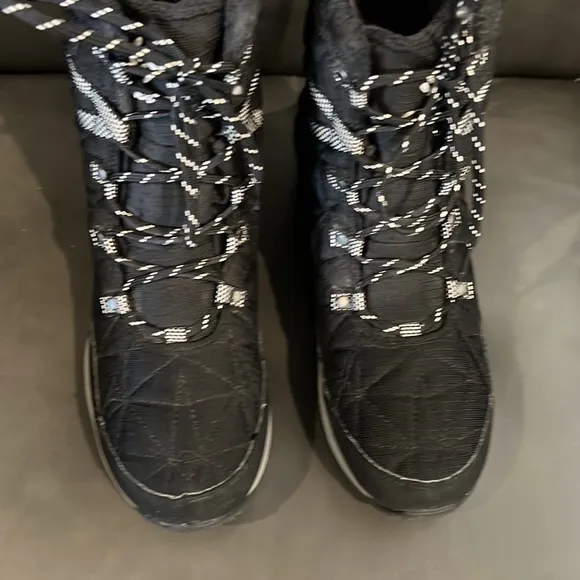 Authentic Columbia waterproof woman’s winter boots sz 8