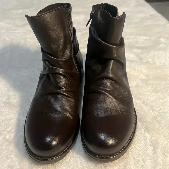 Avellini Portugal Ruched Boots - Leather Sz 38 /8 lugged heel side buckle comfy