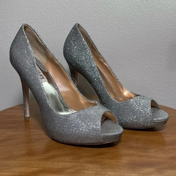 Badgley Mischka Ponderosa Silver Sparkle Stiletto Heel Sequin Pumps Shoes Size 8