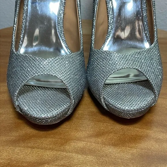 Badgley Mischka Ponderosa Silver Sparkle Stiletto Heel Sequin Pumps Shoes Size 8