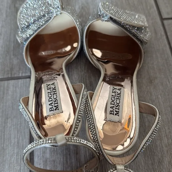 Badgley Mischka Rennie Champagne Satin Rhinestone Bow Stiletto Heels Size 7