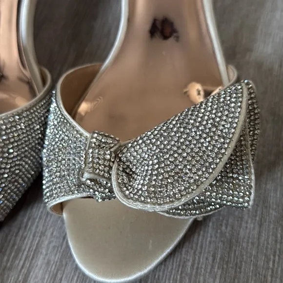 Badgley Mischka Rennie Champagne Satin Rhinestone Bow Stiletto Heels Size 7