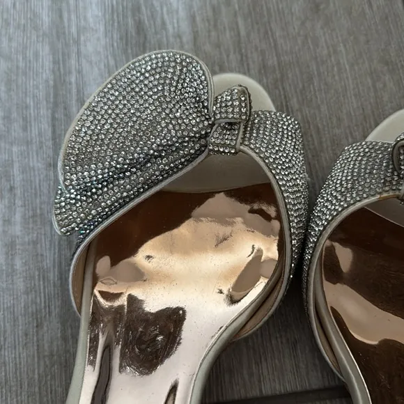Badgley Mischka Rennie Champagne Satin Rhinestone Bow Stiletto Heels Size 7