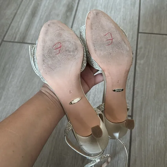 Badgley Mischka Rennie Champagne Satin Rhinestone Bow Stiletto Heels Size 7