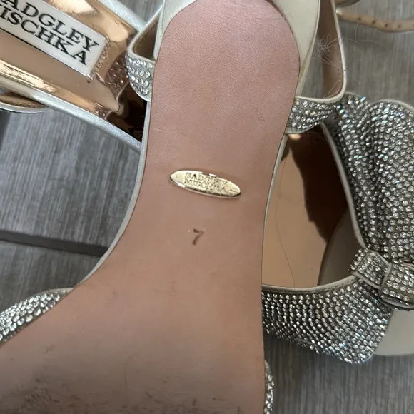 Badgley Mischka Rennie Champagne Satin Rhinestone Bow Stiletto Heels Size 7