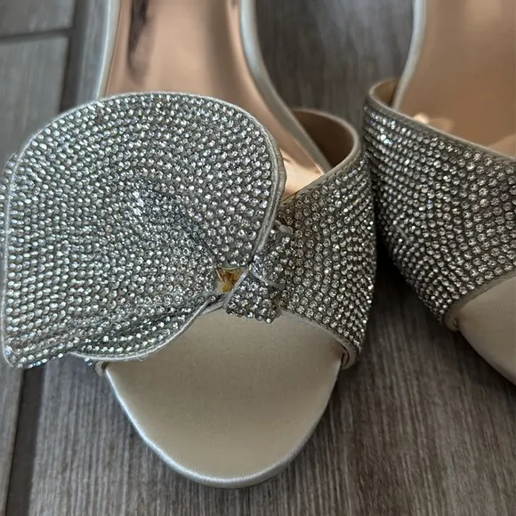 Badgley Mischka Rennie Champagne Satin Rhinestone Bow Stiletto Heels Size 7