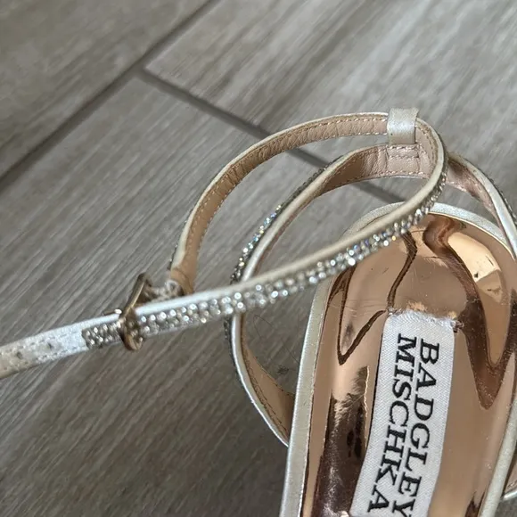 Badgley Mischka Rennie Champagne Satin Rhinestone Bow Stiletto Heels Size 7