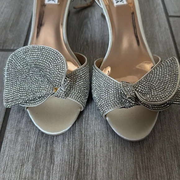 Badgley Mischka Rennie Champagne Satin Rhinestone Bow Stiletto Heels Size 7