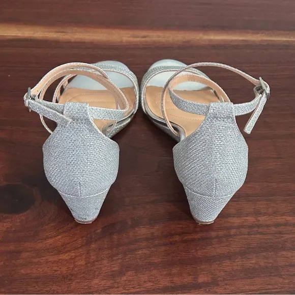 Badgley Mischka Strappy Silver Glitter Wedge Sandals Size 6.5