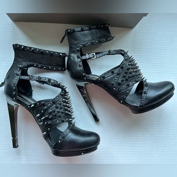 BCBG MAXAZRIA SPIKED HERSH HIGH HEEL STRAPPY SHOES BLACK/SILVER SIZE 8 EUC