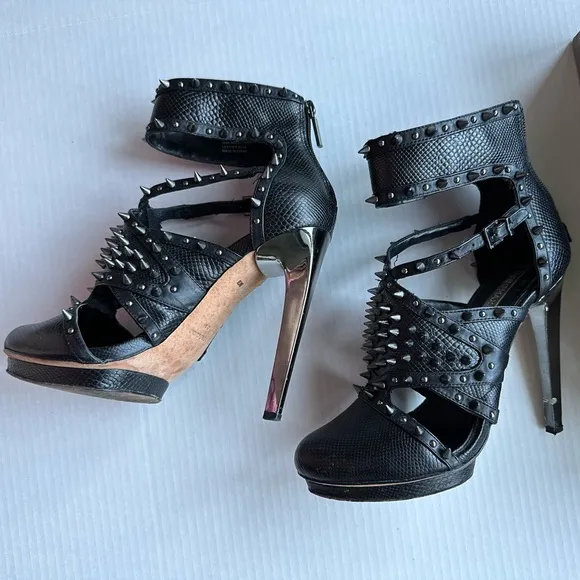 BCBG MAXAZRIA SPIKED HERSH HIGH HEEL STRAPPY SHOES BLACK/SILVER SIZE 8 EUC