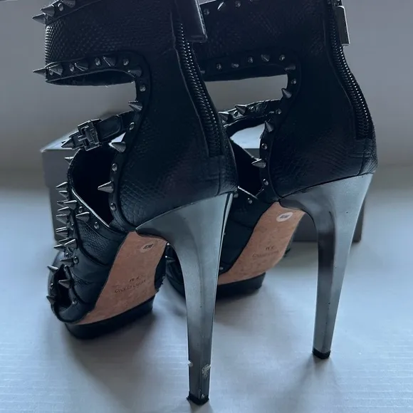 BCBG MAXAZRIA SPIKED HERSH HIGH HEEL STRAPPY SHOES BLACK/SILVER SIZE 8 EUC