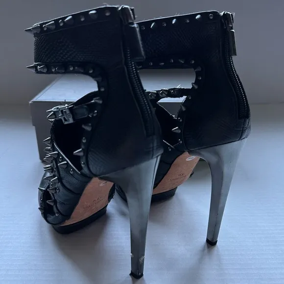 BCBG MAXAZRIA SPIKED HERSH HIGH HEEL STRAPPY SHOES BLACK/SILVER SIZE 8 EUC