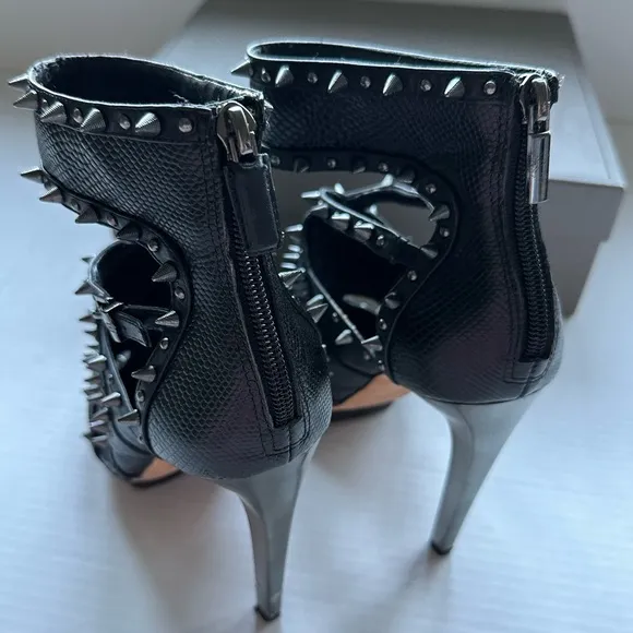 BCBG MAXAZRIA SPIKED HERSH HIGH HEEL STRAPPY SHOES BLACK/SILVER SIZE 8 EUC
