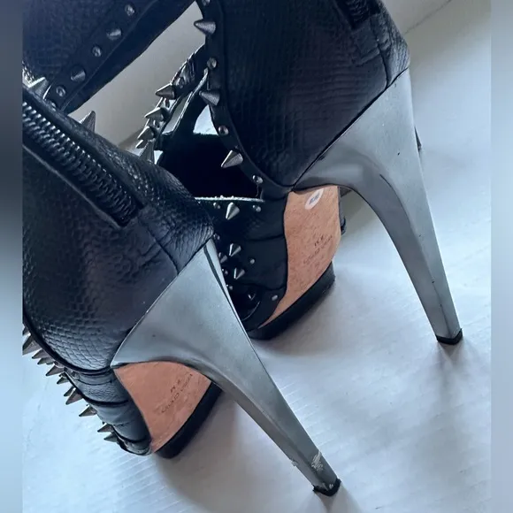 BCBG MAXAZRIA SPIKED HERSH HIGH HEEL STRAPPY SHOES BLACK/SILVER SIZE 8 EUC