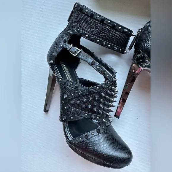 BCBG MAXAZRIA SPIKED HERSH HIGH HEEL STRAPPY SHOES BLACK/SILVER SIZE 8 EUC