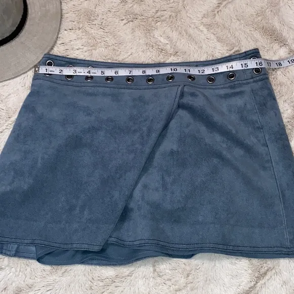 BCBG teal faux suede mini skirt size medium in excellent like new condition