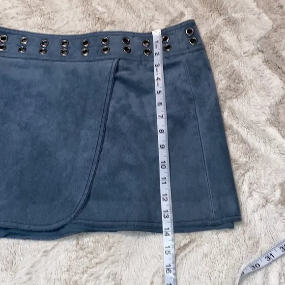 BCBG teal faux suede mini skirt size medium in excellent like new condition