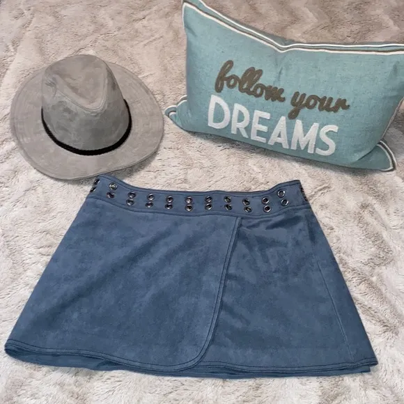 BCBG teal faux suede mini skirt size medium in excellent like new condition