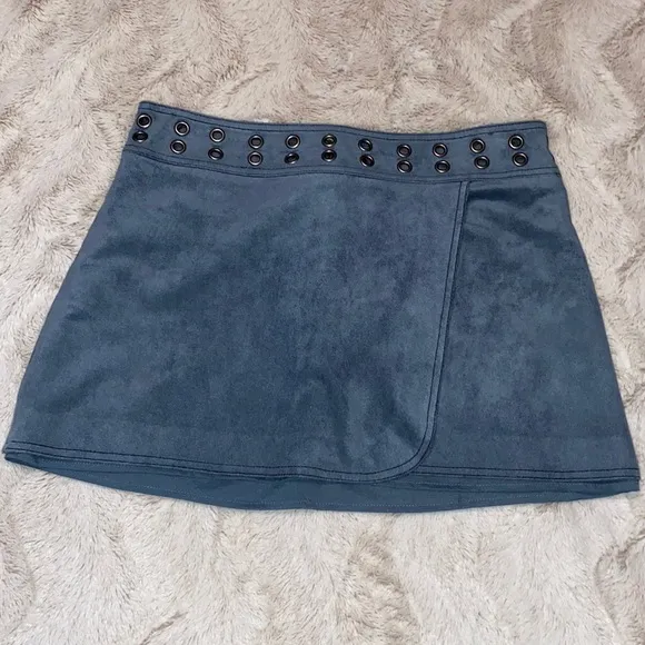 BCBG teal faux suede mini skirt size medium in excellent like new condition