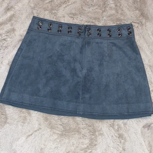 BCBG teal faux suede mini skirt size medium in excellent like new condition