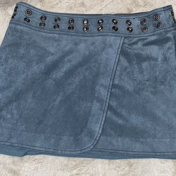 BCBG teal faux suede mini skirt size medium in excellent like new condition