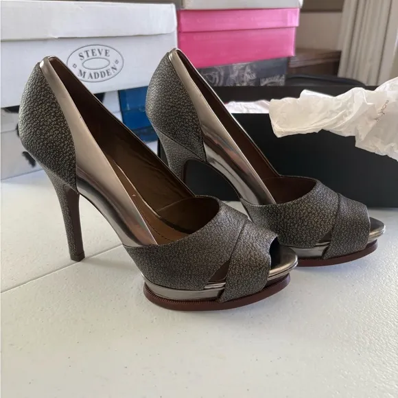 BCBGMaxAzria Nigel - Gravel/Pewter Heels w/ Metallic Accents 4.5 inch heel