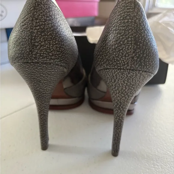 BCBGMaxAzria Nigel - Gravel/Pewter Heels w/ Metallic Accents 4.5 inch heel