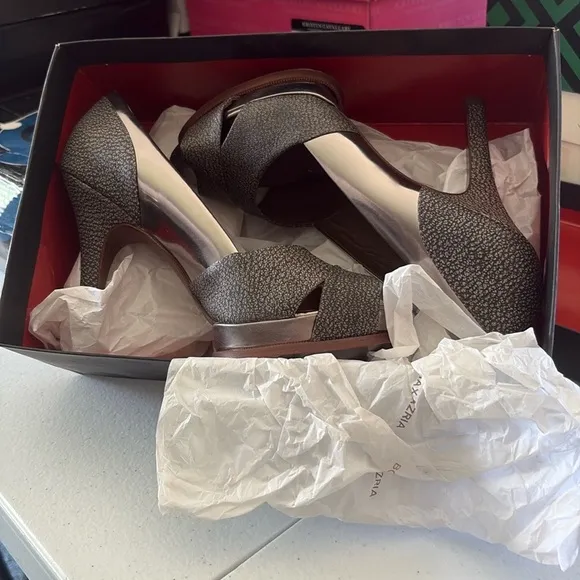 BCBGMaxAzria Nigel - Gravel/Pewter Heels w/ Metallic Accents 4.5 inch heel