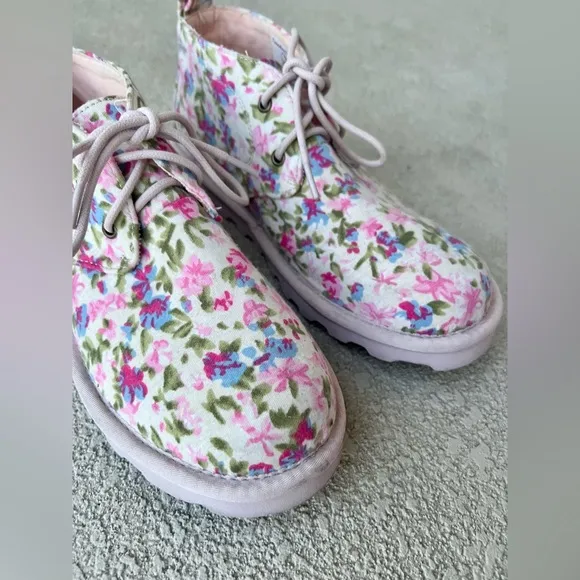 BEARPAW Women's Skye Pink Flower  Size 8 Women's Chukka Bootie