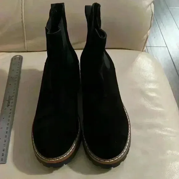Bertuchi Women’s Made In Spain Suede Booties boots pull on lug sole black sz 9