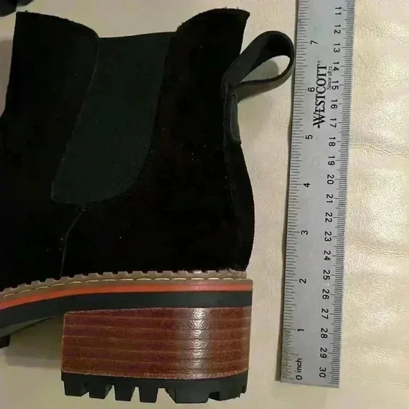 Bertuchi Women’s Made In Spain Suede Booties boots pull on lug sole black sz 9