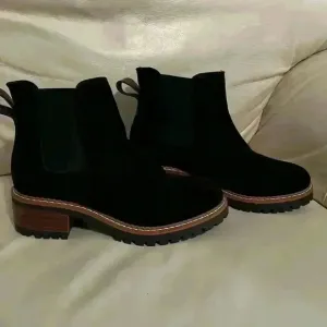 Bertuchi Women’s Made In Spain Suede Booties boots pull on lug sole black sz 9