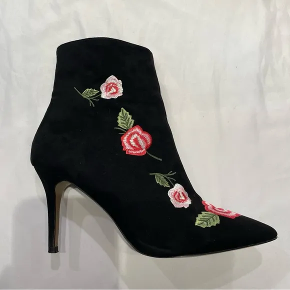 Betsey Johnson Estelle Black Booties Embroidered Flower Boots Heels Size 8.5